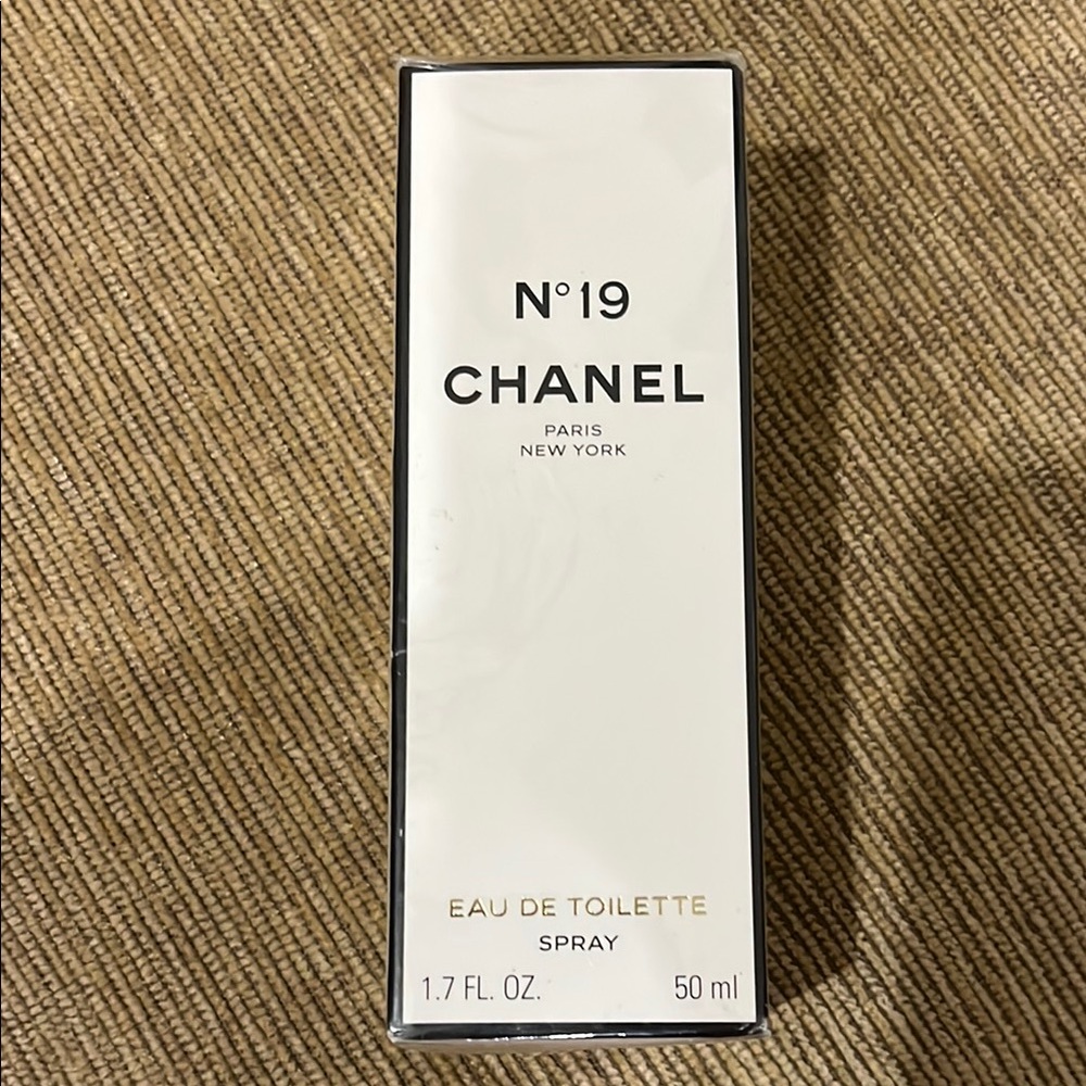 Chanel N°19 Eau de Toilette Spray